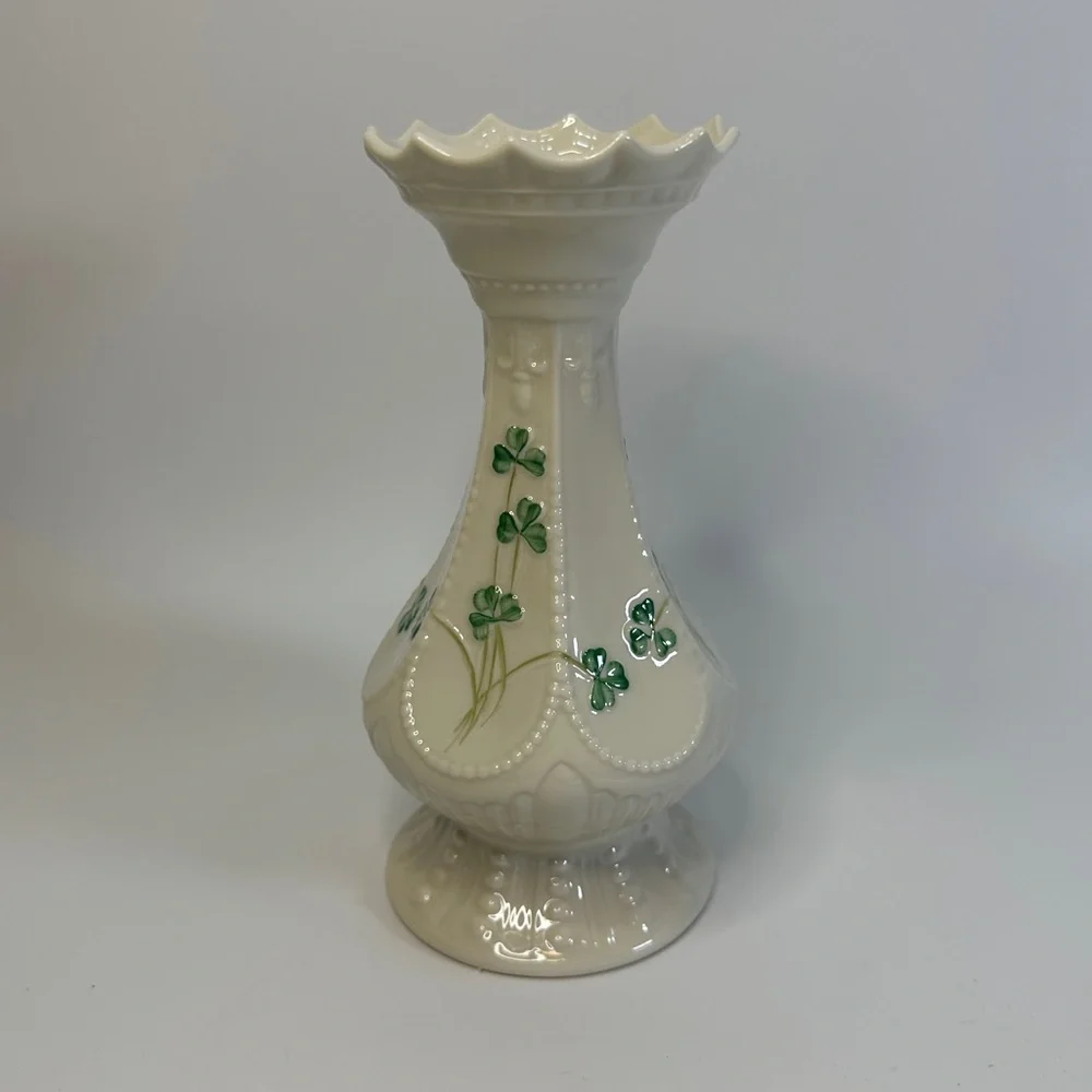 BELEEK Ireland Beautiful Irish‎ Shamrocks Porcelain Fluted Top Table Vase